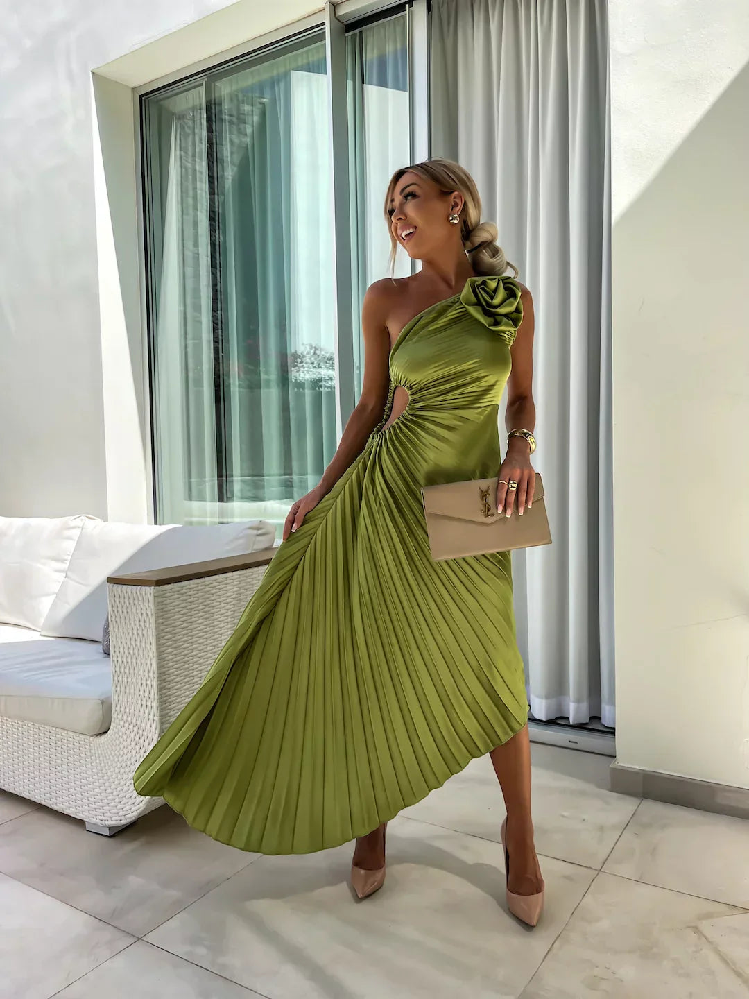Vestido Esmeralda Real – Elegancia Asimétrica y Brillo Sofisticado